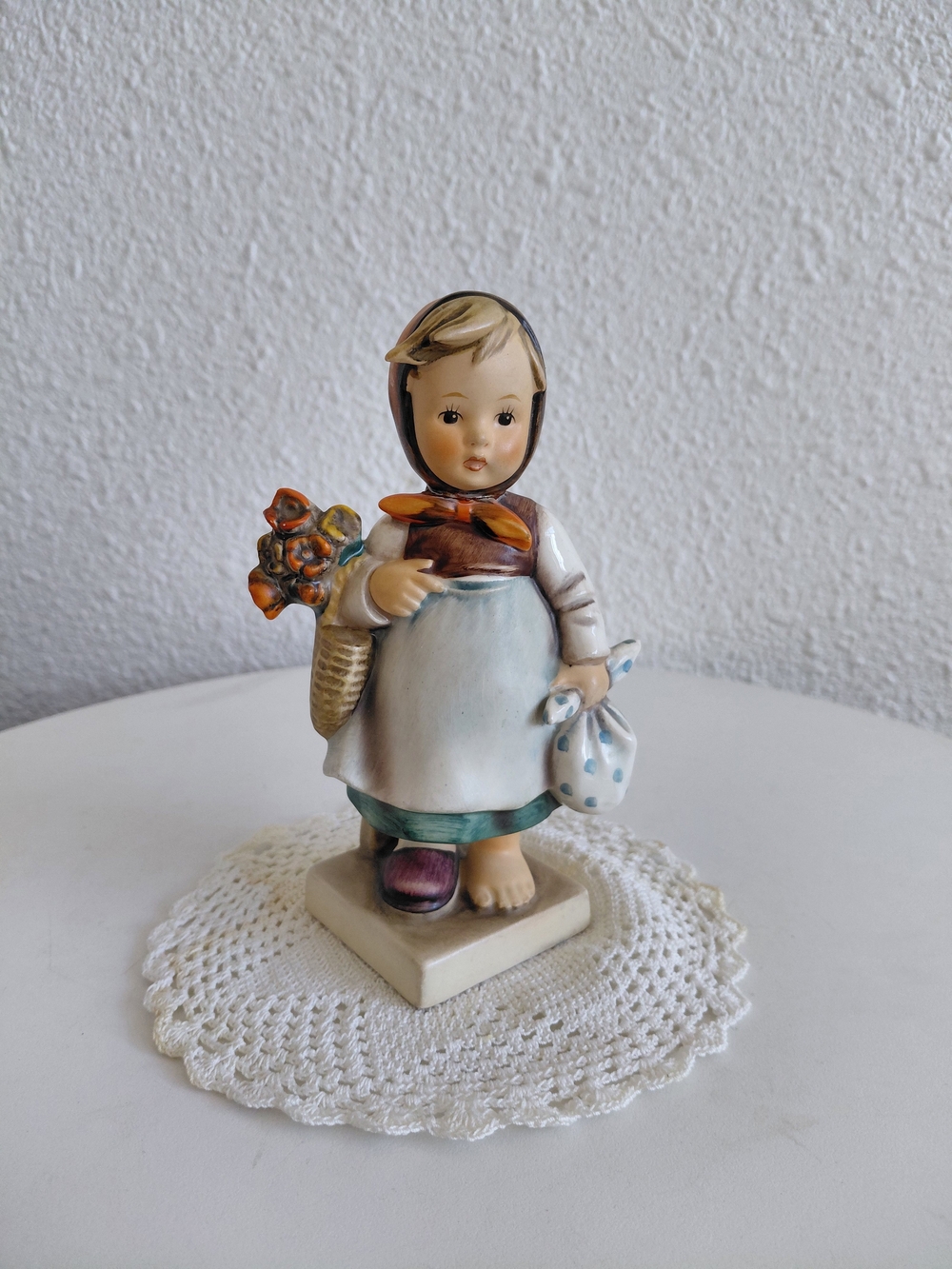 Goebel M.J. Hummel Weary Wanderer #204 West Germany Figurine Hand Painted 1949 .